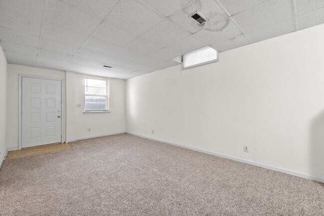 Building Photo - 211 N 5th St