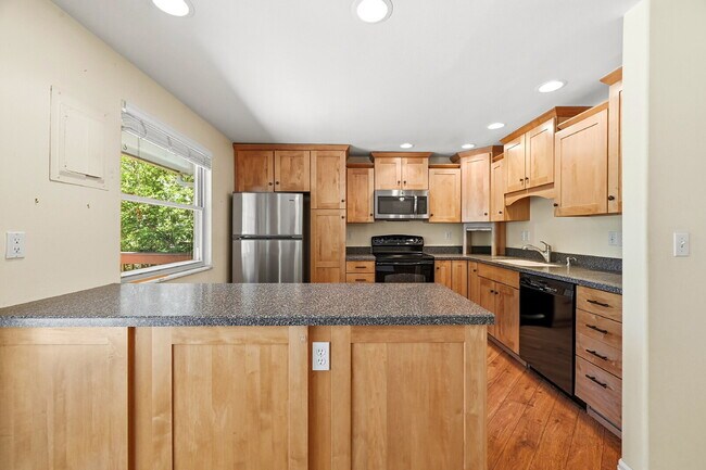 Building Photo - $1,995.95 4-bed, 1.5 bath, located in Colorado Springs with a large back yard