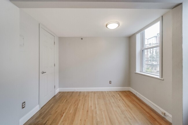 Building Photo - 519 Monroe St