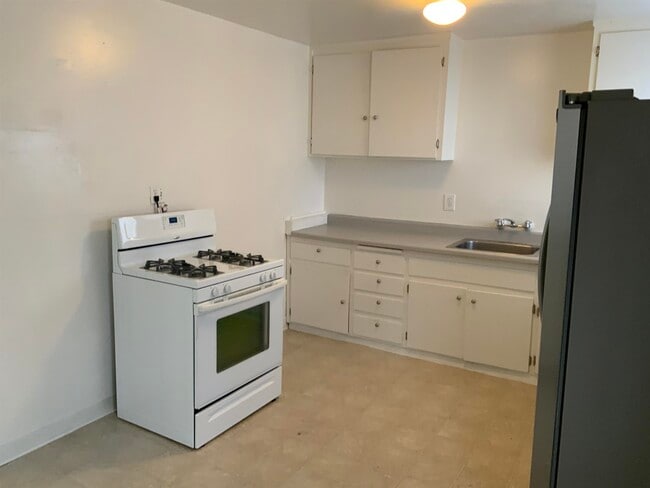 Building Photo - 422 C St