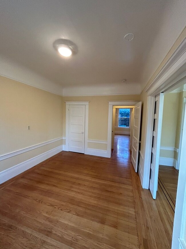 Building Photo - Two Bedroom Available Now in Noe Valley!!