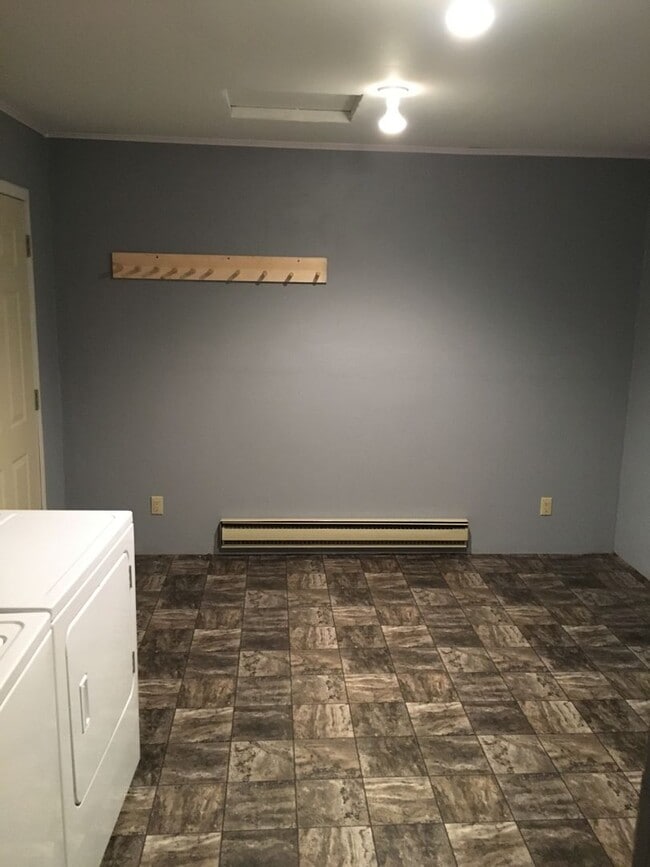 Building Photo - 3 Bed 1 Bath with Double Stall Garage