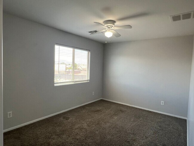 Building Photo - 4 bed, 2.5 bath, 1,741 sqft
