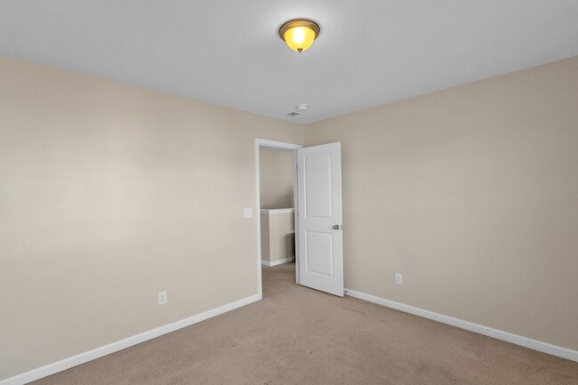 Building Photo - Large fenced yard corner lot - 4 Bedroom home in Moss Grove Plantation