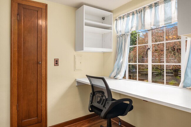 Building Photo - $2000 OFF 1 Months Rent with a Lease Start...