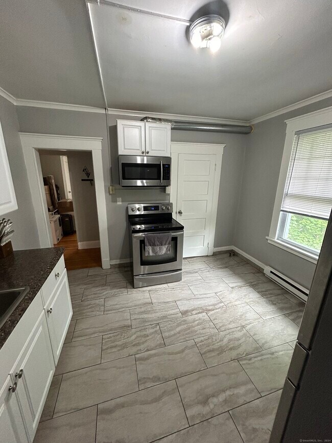 Building Photo - 647 E Main St