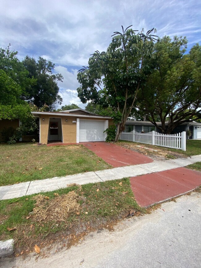 Primary Photo - 5601 Elkhorn Blvd