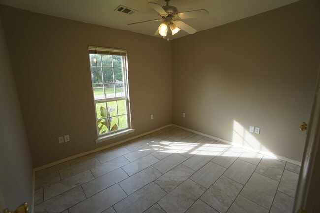 Building Photo - 3 Bed 2 Bath Total Electric House