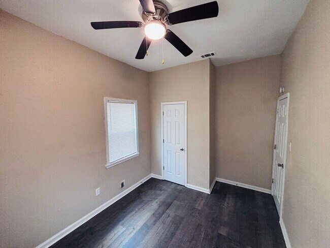 Building Photo - Charming 4-Bedroom Home in a Convenient Lo...