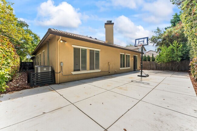 Building Photo - 10000 Shana Way