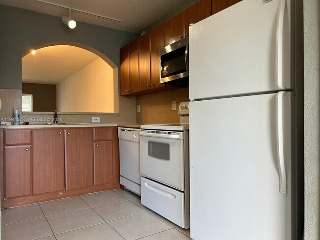 Building Photo - 2921 SE 12th Rd