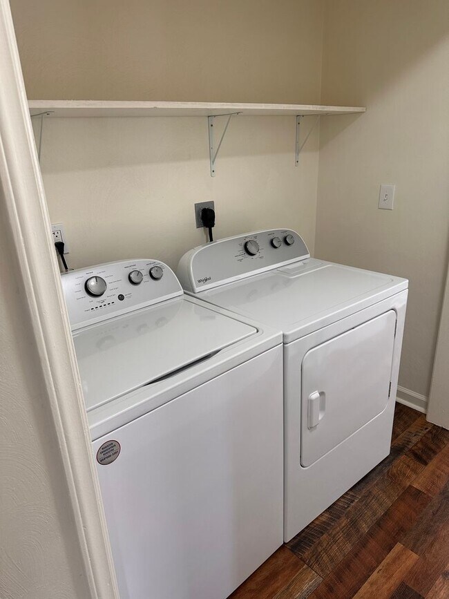 Building Photo - 4 Bedroom 2 Bath Apartment 2nd Floor