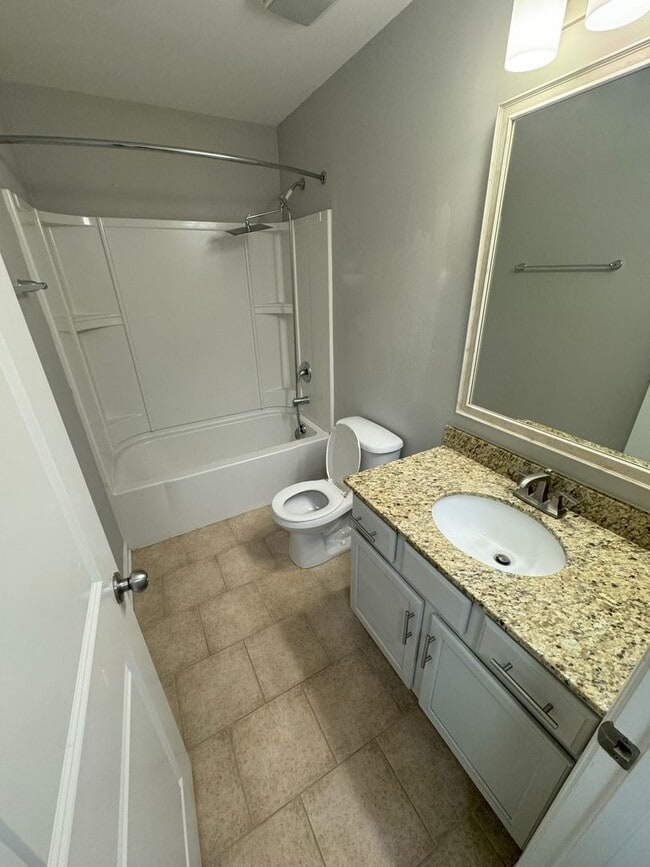 Building Photo - Beautiful Newly Renovated Home in a Quiet ...
