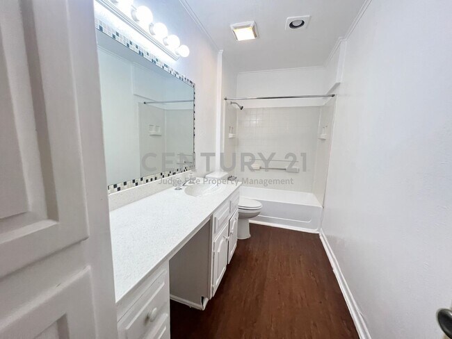 Building Photo - Lovely 3/2 Duplex on Corner Lot in Dallas ...