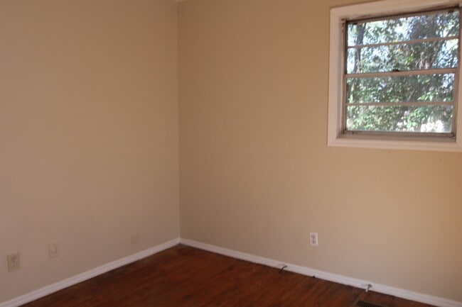 Building Photo - 1404 W Lincoln Ave