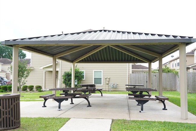 Building Photo - 16019 Summerville Lake Dr