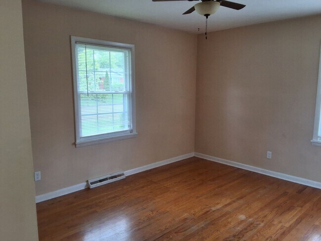 Building Photo - Beautiful 3 Bed, 2 Bath with walk out fini...