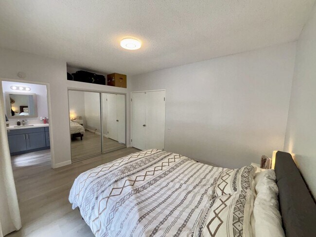 Building Photo - 2 (PRIVATE) BDRM/2-FULL (ON-SUITE) BATHS I...