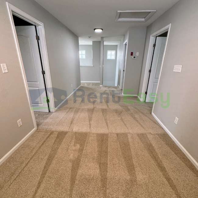 Building Photo - 1005 Silver Charm Cir