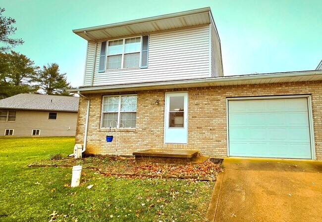 Building Photo - 1822-1824-1824 Sawmill Pl