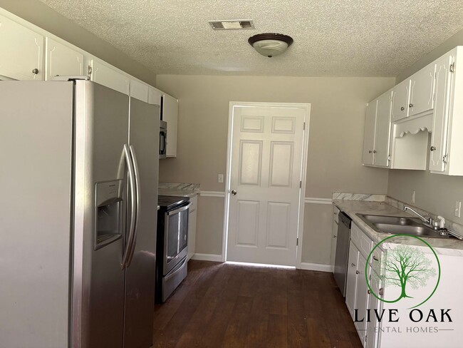 Building Photo - MOVE IN SPECIAL: $500 OFF 1ST FULL MONTH'S RENT!**