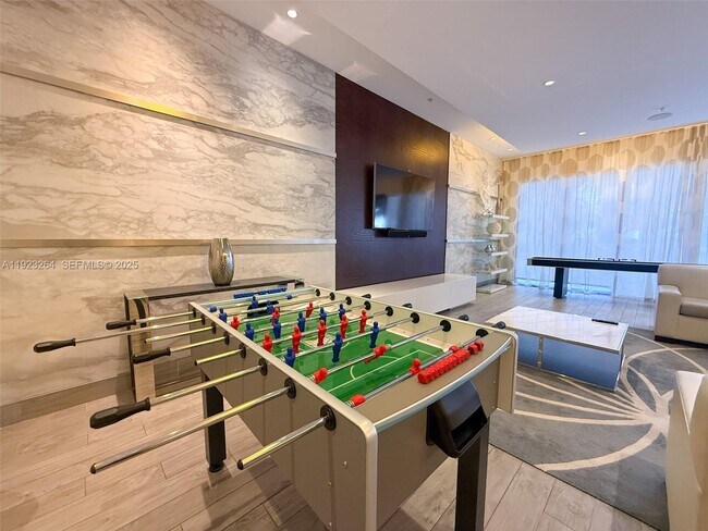 Building Photo - 999 SW 1st Ave