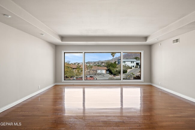 Building Photo - 6204 Pinehurst Dr