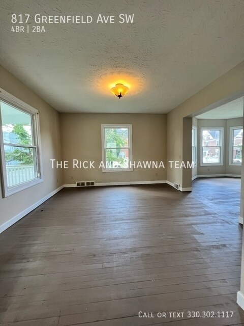 Building Photo - Large 4 bedroom home for rent with 2 baths...