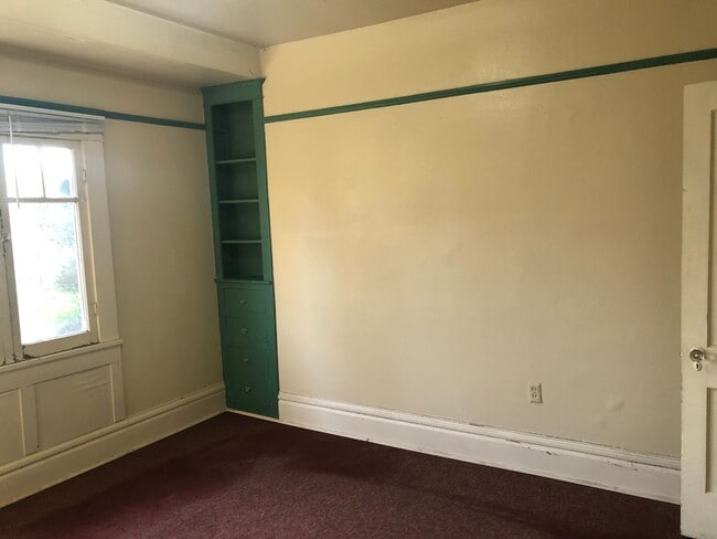 Building Photo - Large 4 bed/2 bath Farm House on River Rd. MOVE IN SPECIAL!