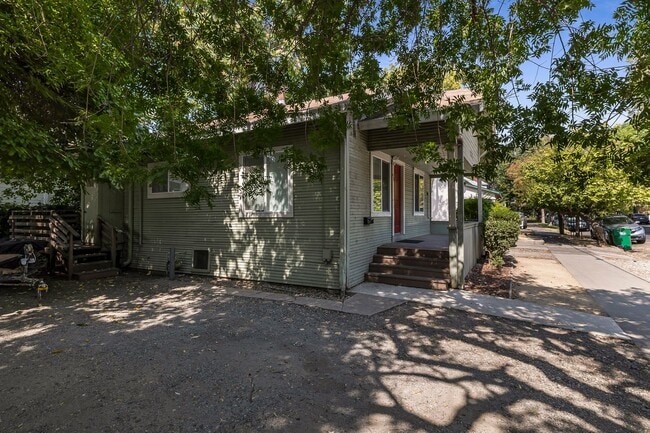 Building Photo - Move In Special! 3 Bedroom House Across from Chico State and WREC!
