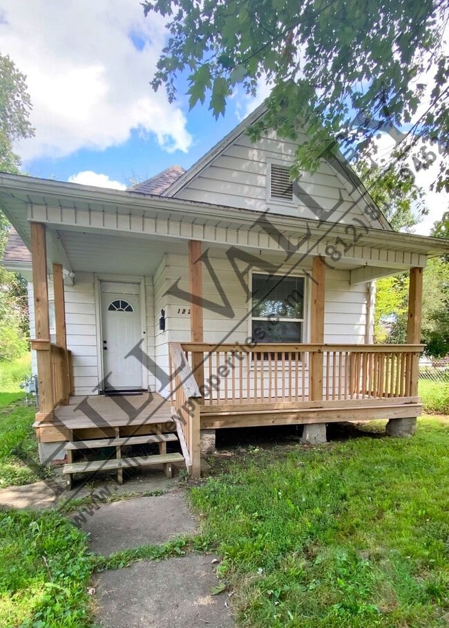 Building Photo - Three Bedroom Home