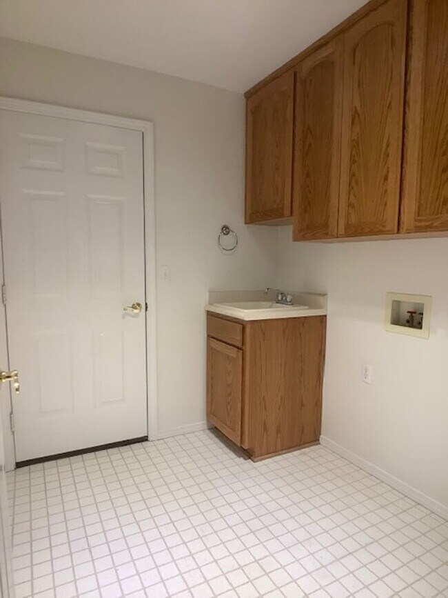 Building Photo - Three bedroom home in gated Alder Creek Community! | Available December