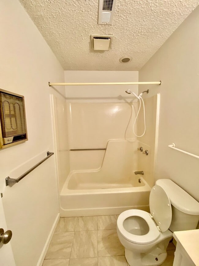 Building Photo - Centrally located home at Milepost 6