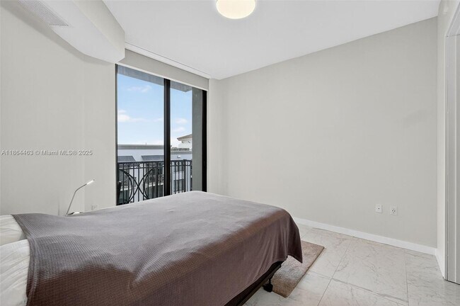 Building Photo - 301 Altara Ave