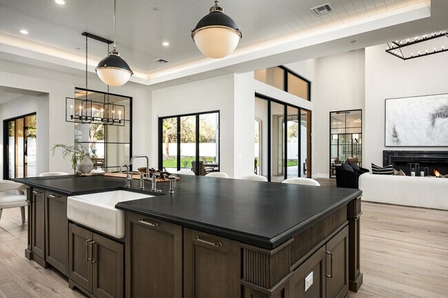 Building Photo - 6500 E Cactus Wren Rd