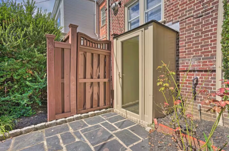 Entrance to basement condo - 3301 W Franklin St