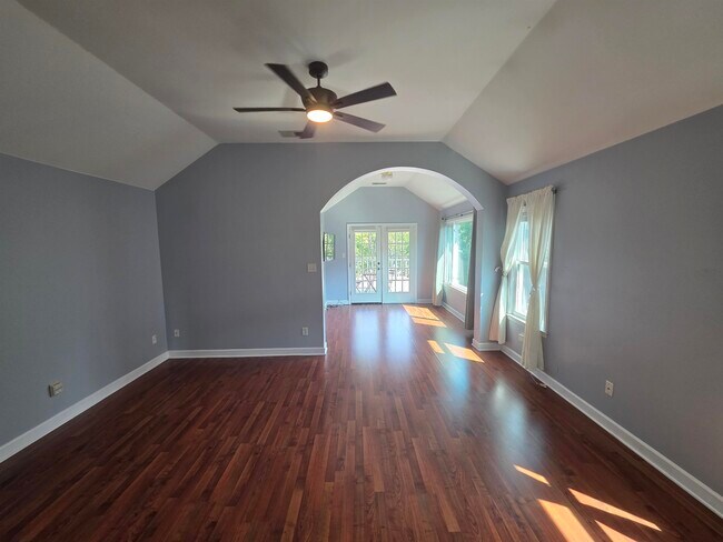 Building Photo - 1090 River Isle Dr