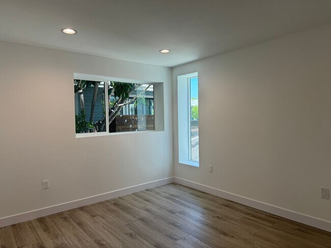 Building Photo - 1127 N Virgil Ave
