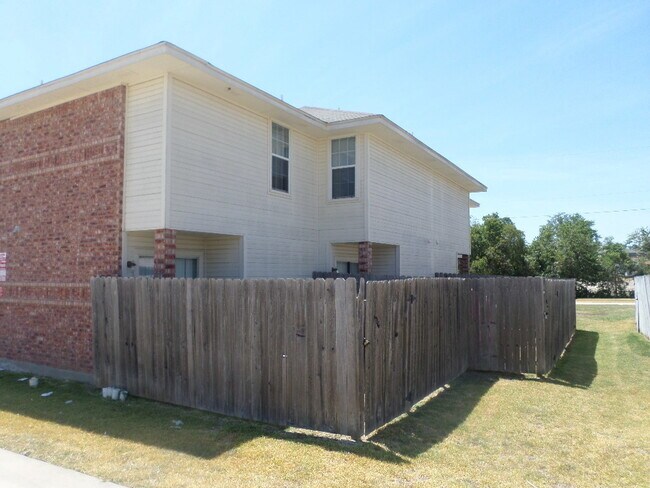 Building Photo - 1608 Inca Dr