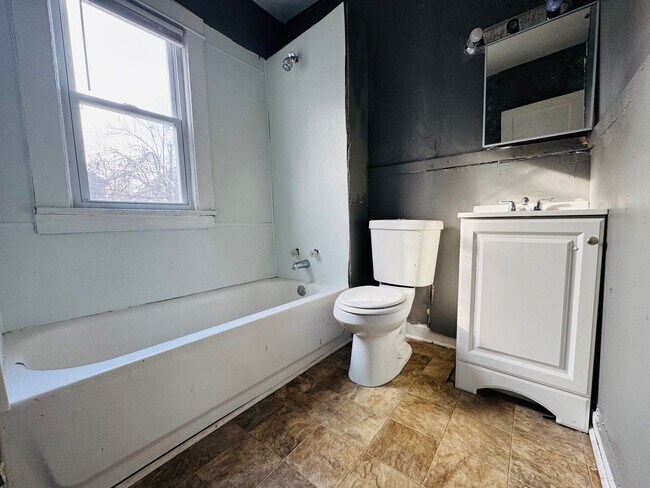 Building Photo - 2816 E 125th St