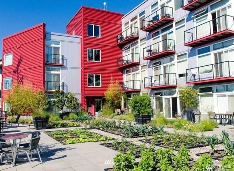 community area - 2960 Eastlake Ave E