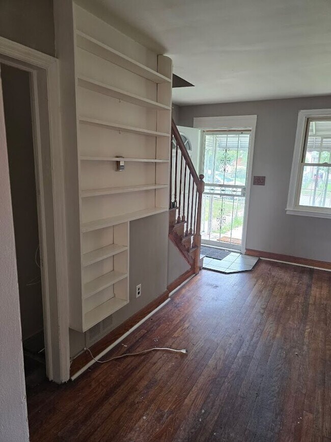 Building Photo - The Perfect 2 Bed / 1 Bath Townhouse 5 min...