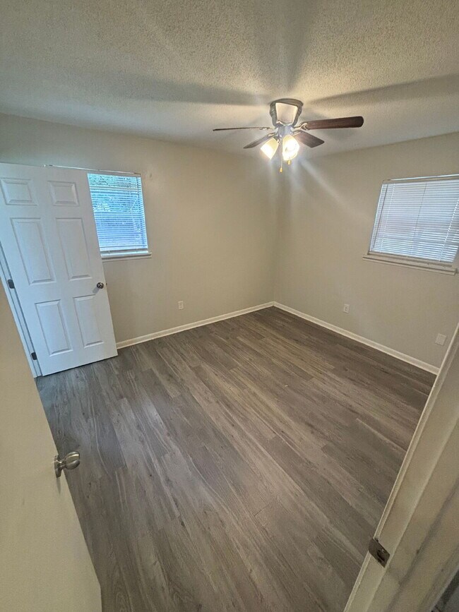 Building Photo - Spacious 3 Bedroom/2 Bath House! Great Location!