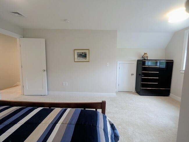 Building Photo - 13 Primrose Ln