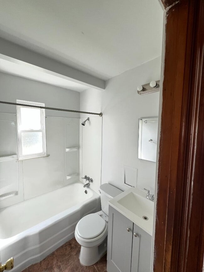 Building Photo - 15818 Maplewood Ave