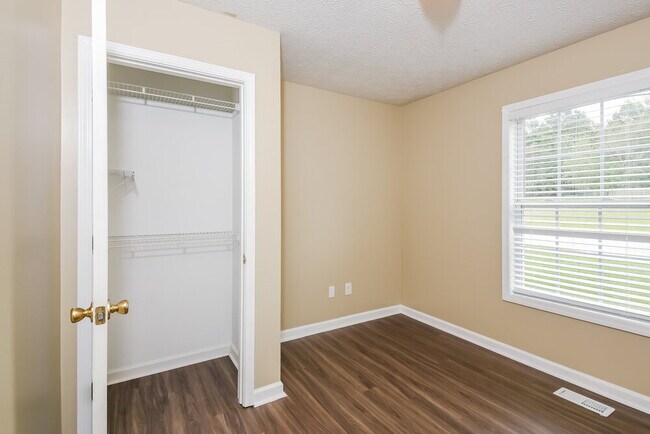 Building Photo - 110 Grove Ln