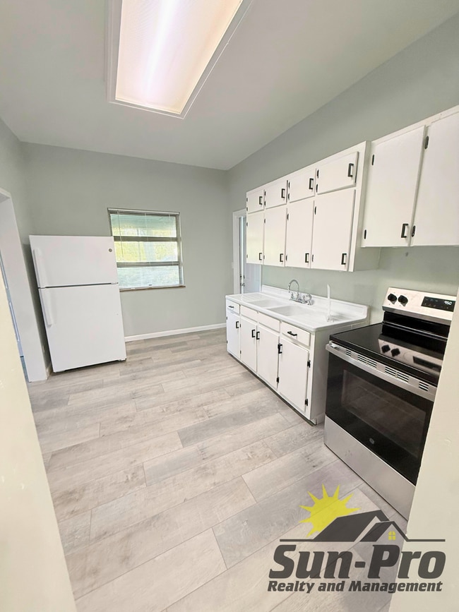 Building Photo - 136 W Pine Bluff St