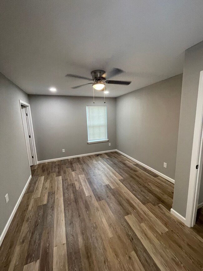 Building Photo - 1005 E Monroe St