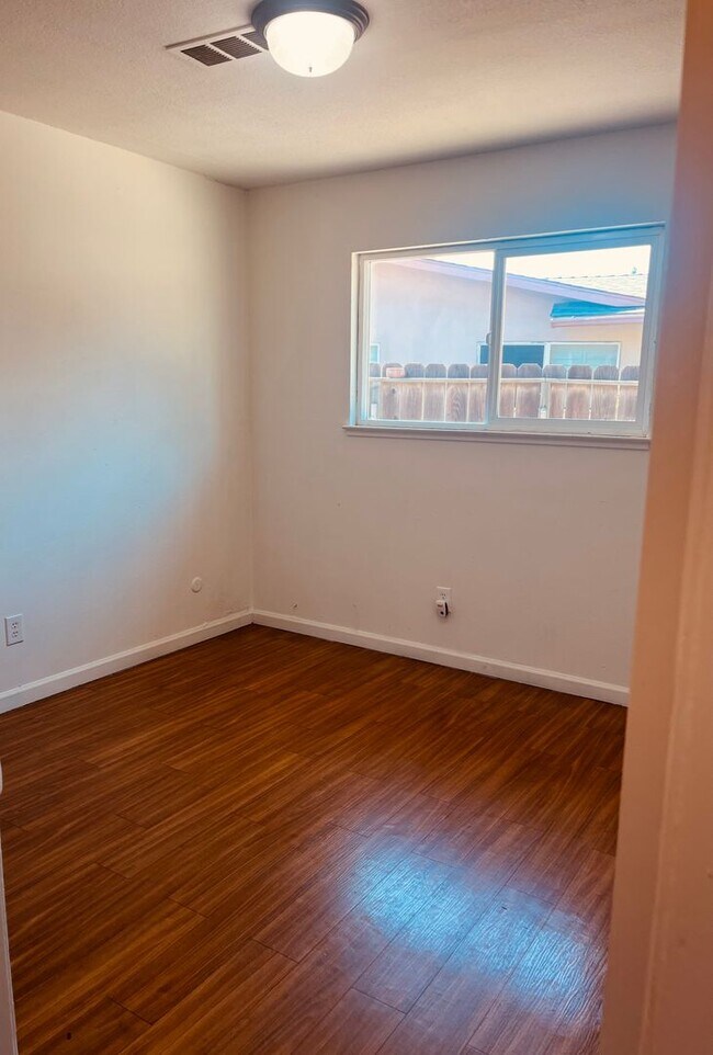 Building Photo - Spacious 4 BD/2 Bath in centrally located ...