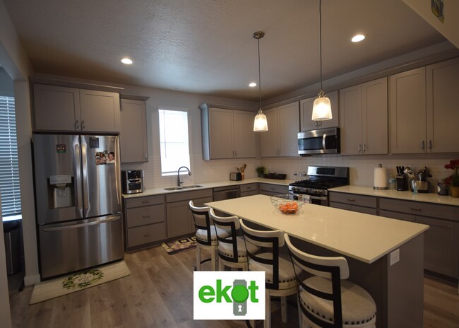 Building Photo - Spacious Townhome Near Shopping! 3 BD 2.5 BTH